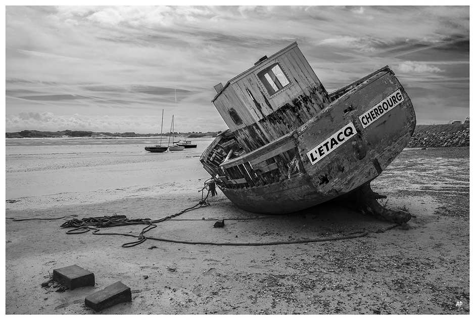 Derelict fishing boat at Portbail